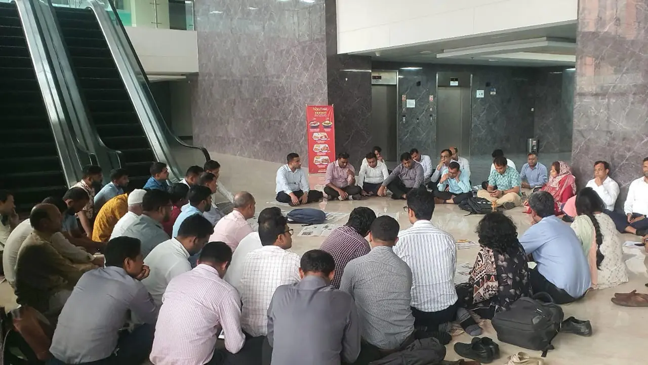 কনফারেন্স রুম না পেয়ে মেঝেতেই সভা করলেন এনবিআর কর্মকর্তারা