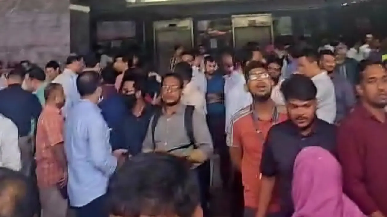 চেয়ারম্যান অপসারণে অবস্থান কর্মসূচি ও কলম বিরতি চলছে