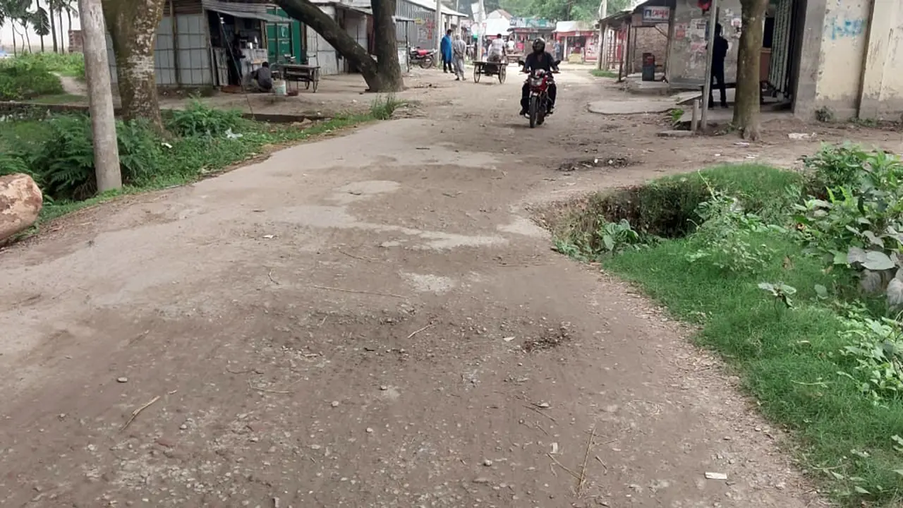 সাড়ে ৩ বছরেও শেষ হয়নি রাস্তার কাজ, ১৩ কোটি টাকা নিয়ে উধাও ঠিকাদার