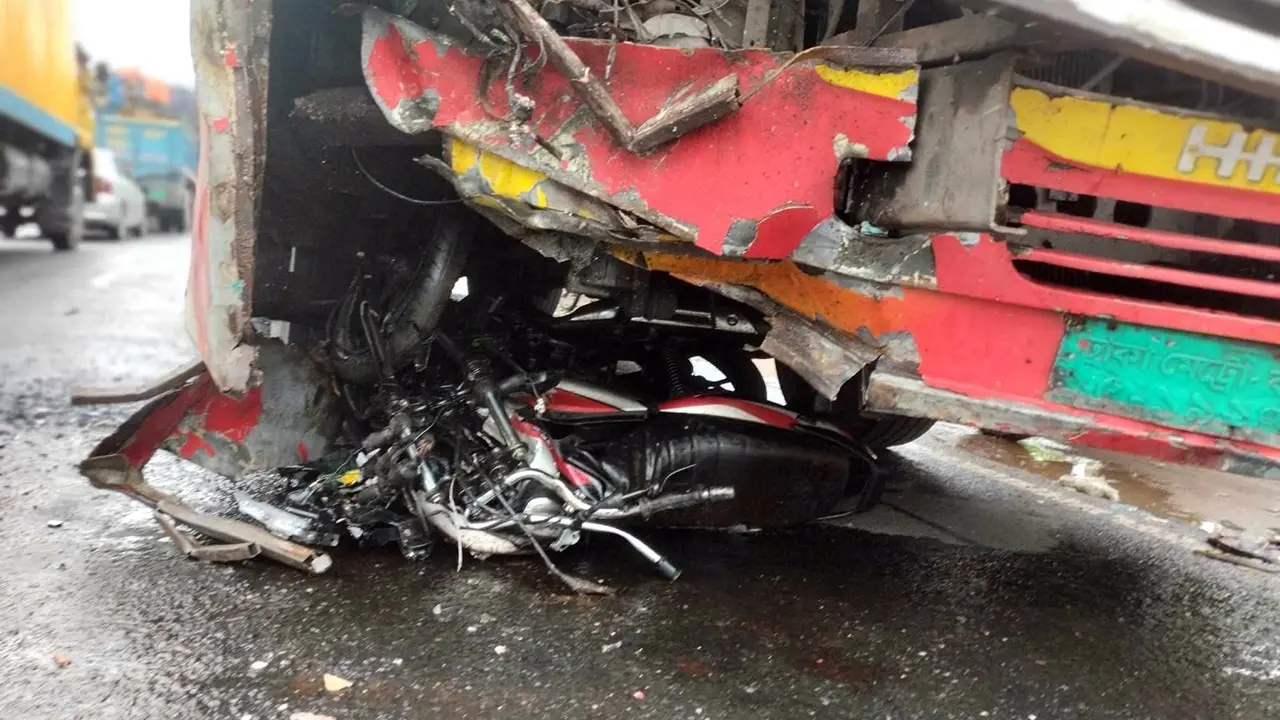কর্মস্থলে যাওয়ার পথে বাসের ধাক্কায় প্রাণ গেল ২ শ্রমিকের