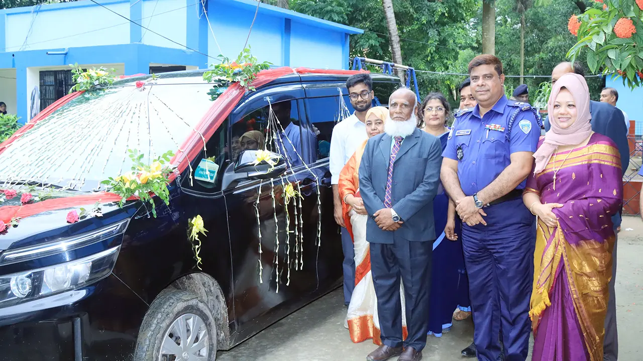 ফুল সজ্জিত গাড়িতে প্রধান শিক্ষকের রাজকীয় বিদায়