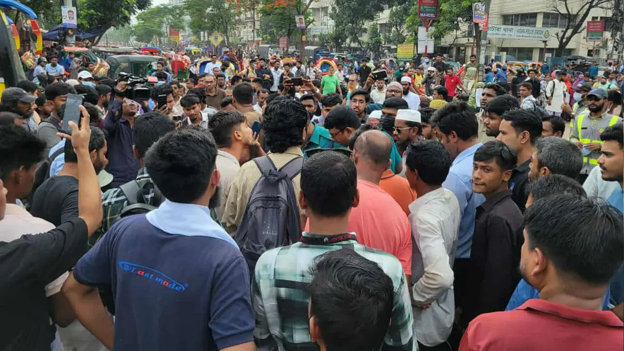 শিক্ষার্থীদের আন্দোলনে দুর্ভোগে মানুষ