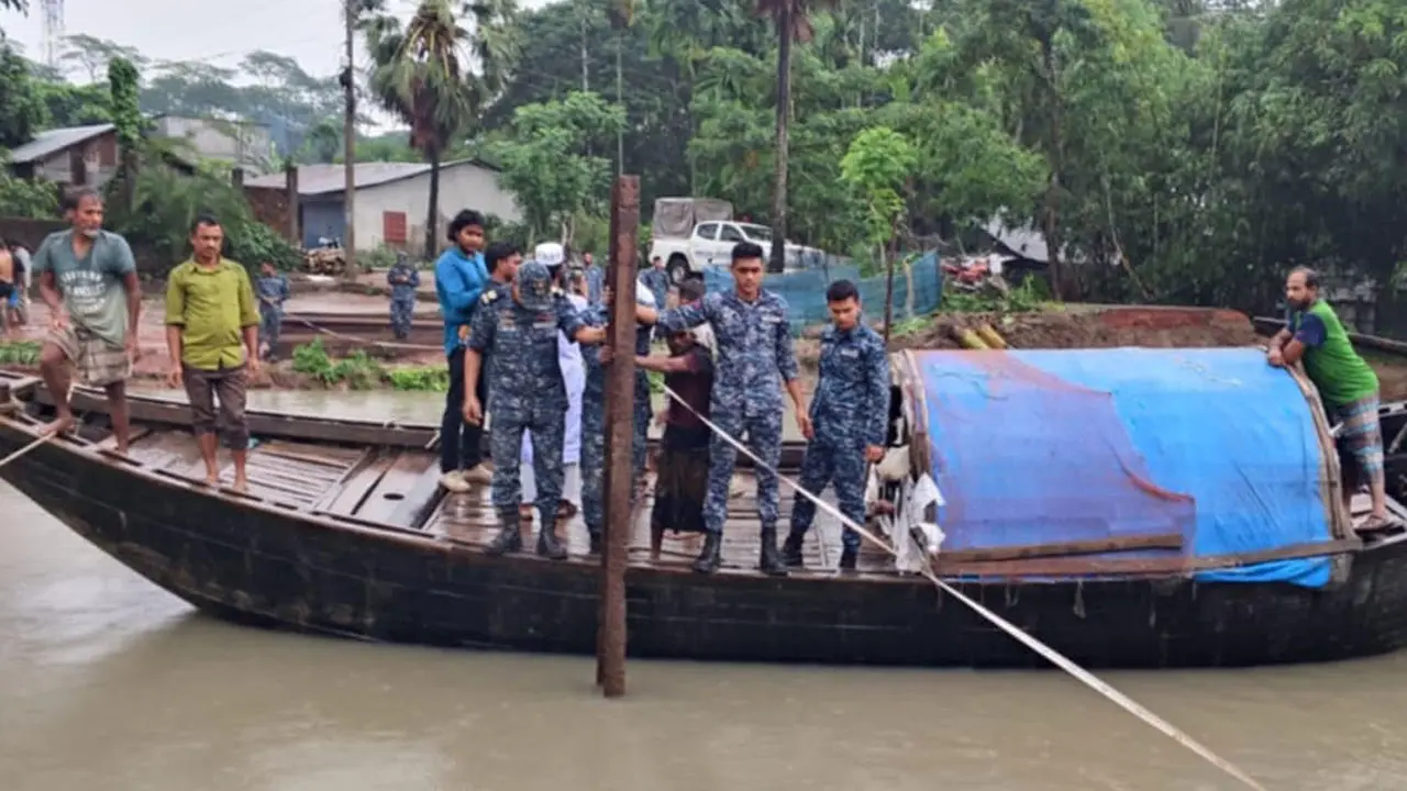 বরগুনায় ক্ষতিগ্রস্ত সড়কে নৌবাহিনীর বাঁশের সাঁকো নির্মাণ