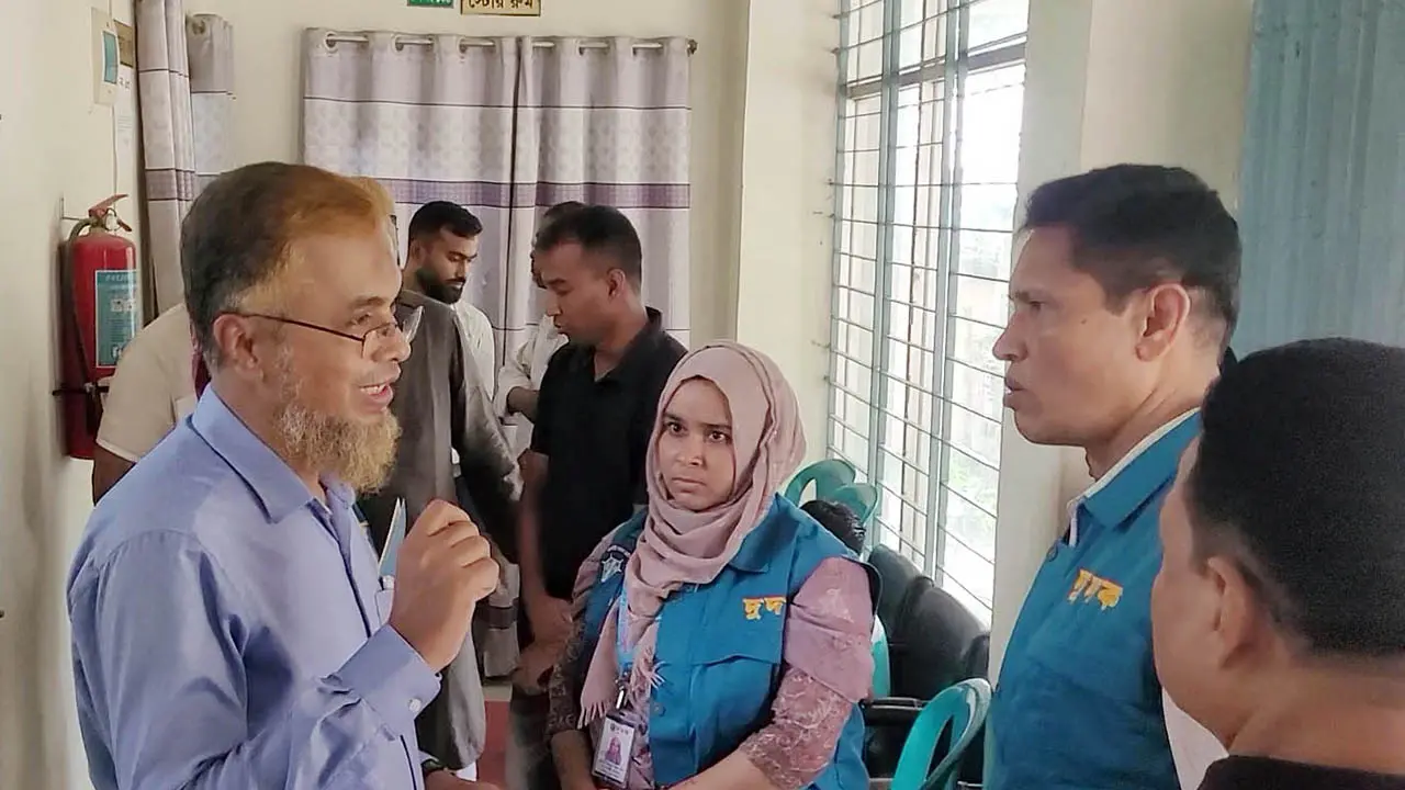 নওগাঁয় ছদ্মবেশে নির্বাচন অফিসে দুদক, অতিরিক্ত অর্থ নেওয়ার প্রমাণ মিলেছে