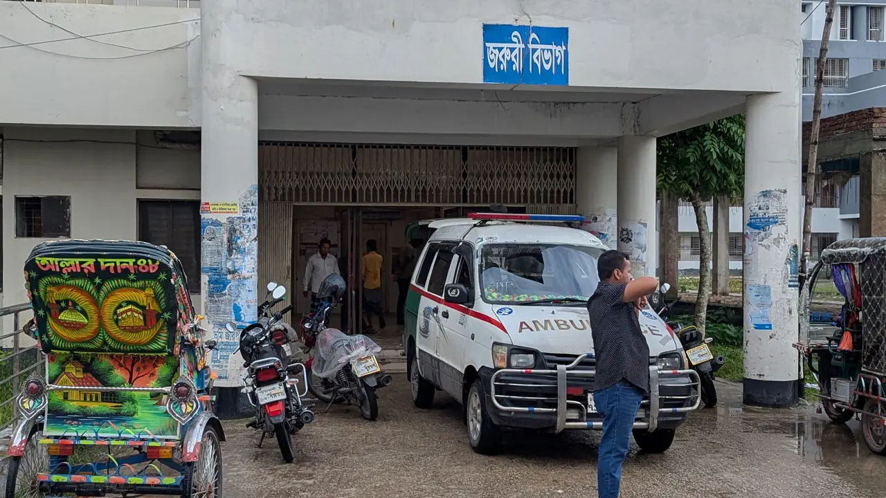 সড়ক দুর্ঘটনায় মায়ের মৃত্যু, হাসপাতালে এক দিনের নবজাতক কন্যা