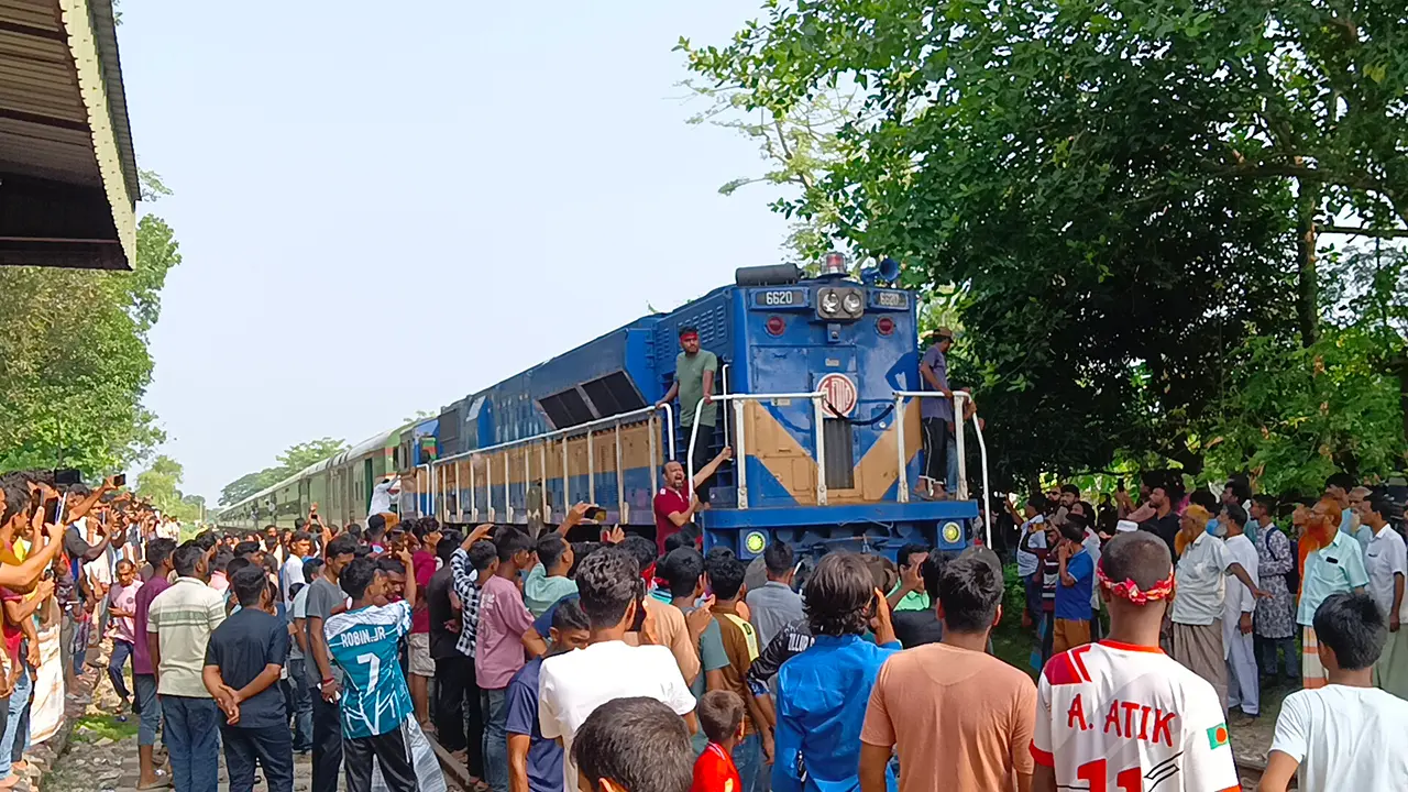 আড়াই ঘণ্টা পর রাজশাহীর সঙ্গে সারা দেশের ট্রেন চলাচল শুরু