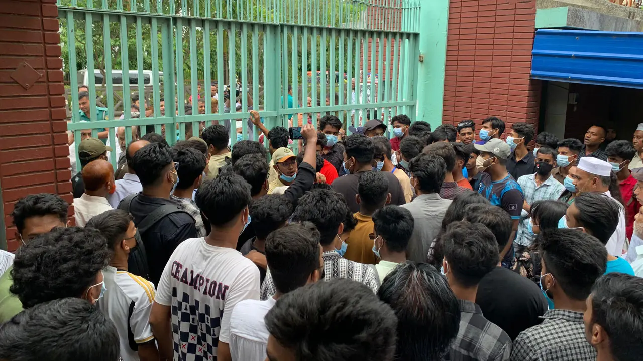 এইচএসসি পরীক্ষা পেছানোর দাবিতে রাজশাহী শিক্ষাবোর্ডের ফটকে তালা