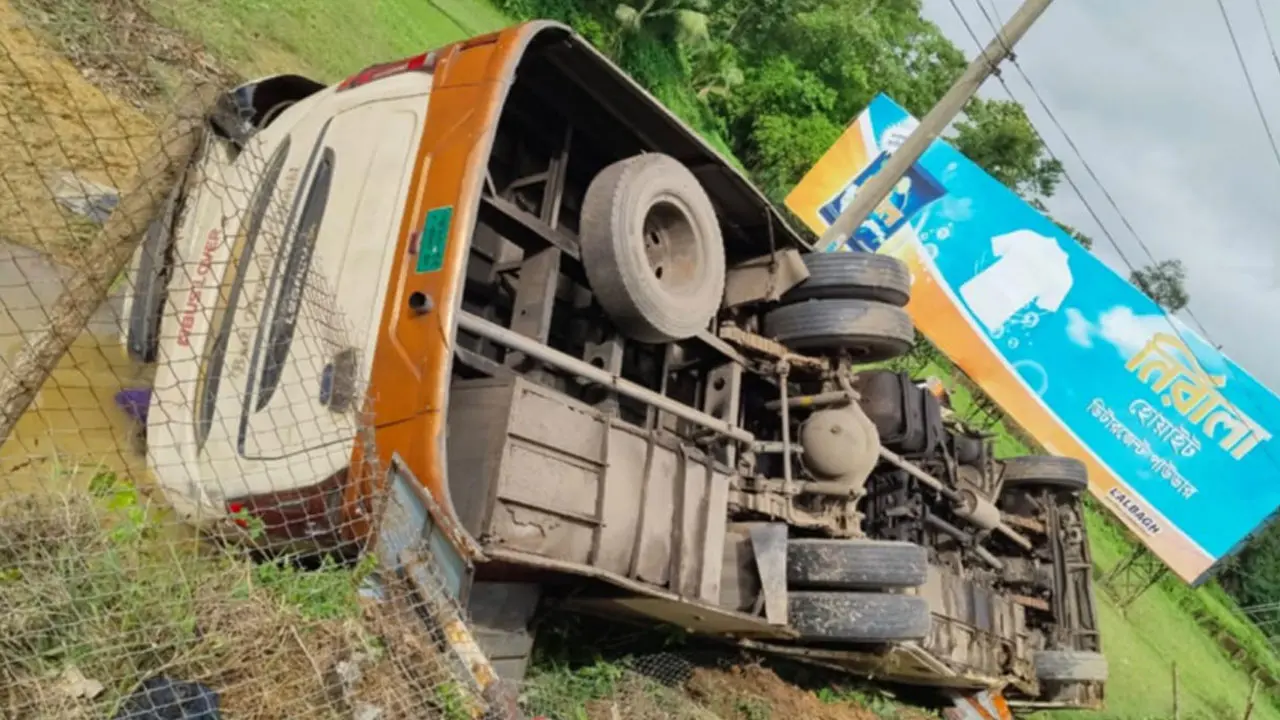 বাস-কাভার্ডভ্যান সংঘর্ষে বাবা-ছেলেসহ নিহত ৩, আহত ১০