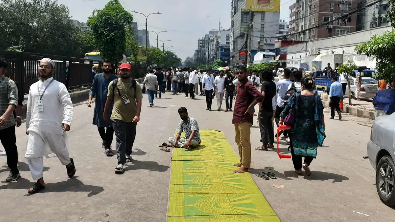 যেসব দাবি নিয়ে রাস্তা অবরোধ করেছেন ইউআইইউ’র শিক্ষার্থীরা