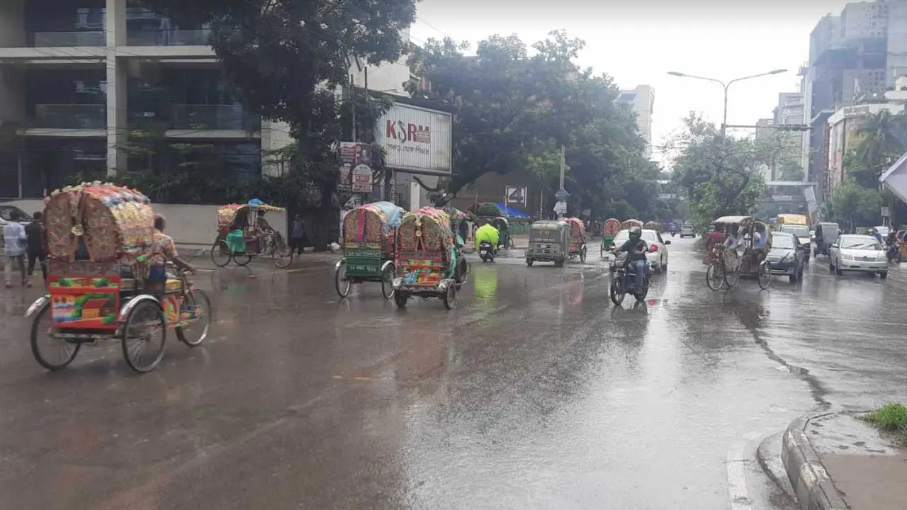 যানজটের ঢাকা এখন প্রায় ফাঁকা, সড়কে অটোরিকশার দাপট