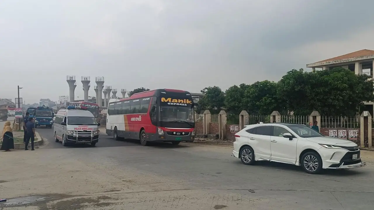 সিরাজগঞ্জ মহাসড়কে বেড়েছে গাড়ির চাপ, নেই যানজট