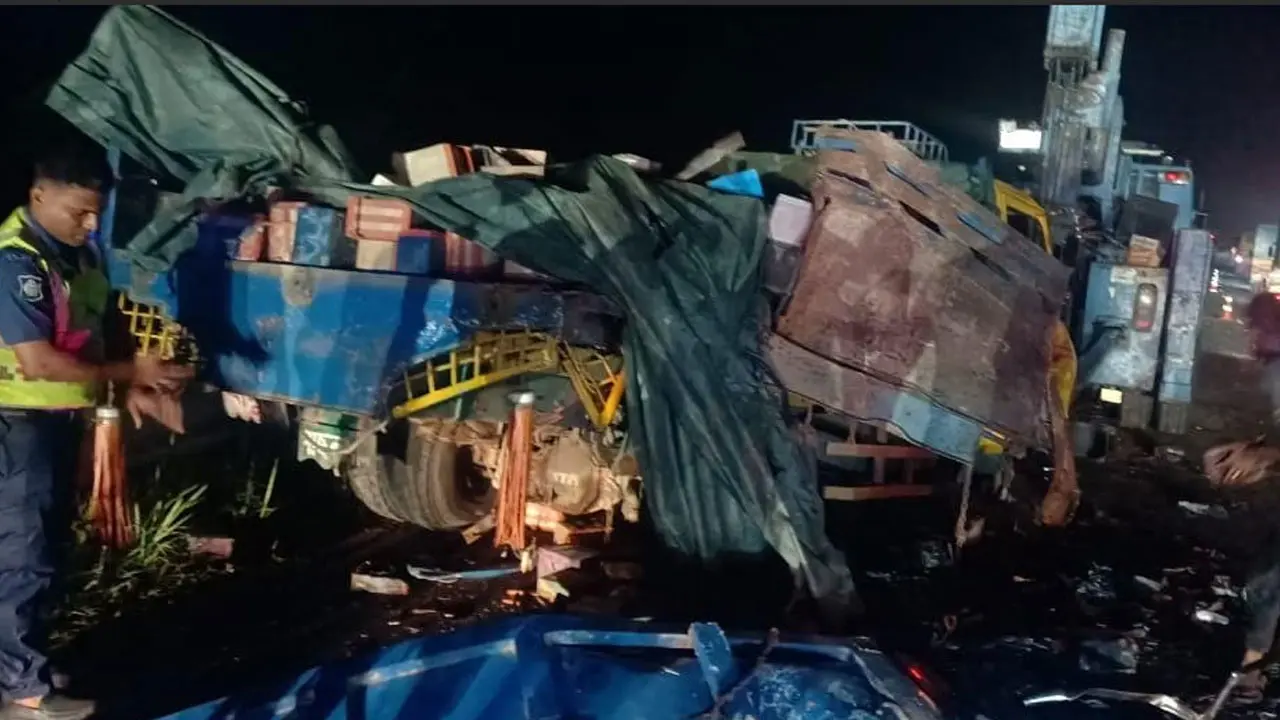 ঢাকা-মাওয়া এক্সপ্রেসওয়েতে বাস-ট্রাক সংঘর্ষে নিহত ৪, আহত ১৫