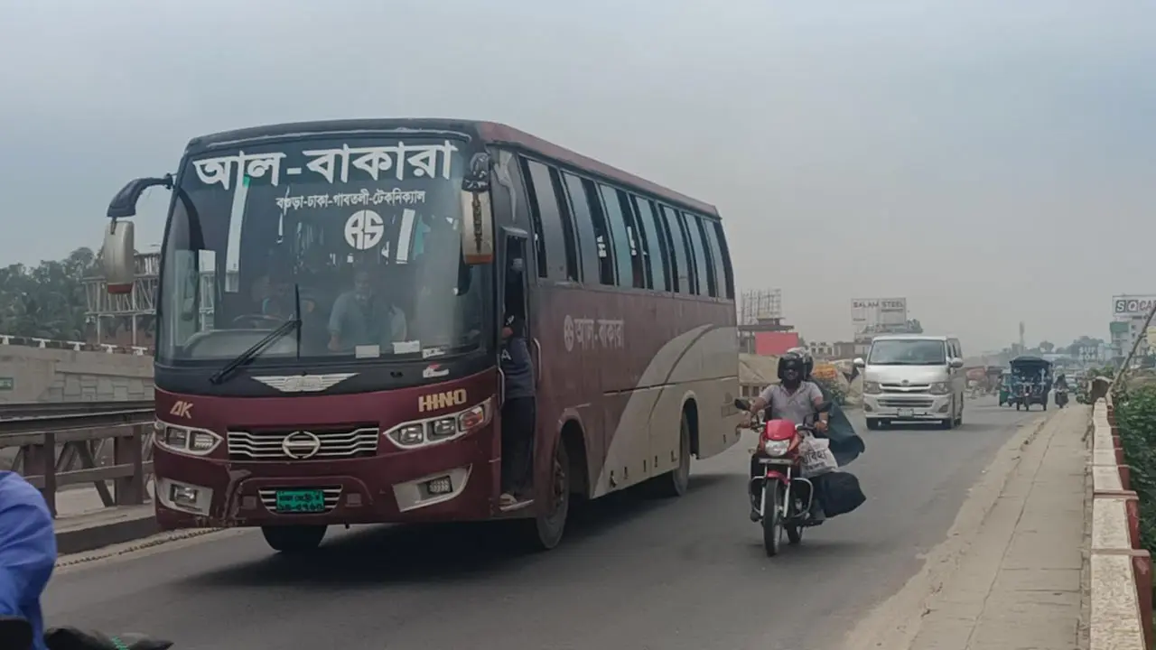 যানবাহনের চাপ বাড়লেও স্বস্তিতে বাড়ি ফিরছে উত্তরবঙ্গের মানুষ