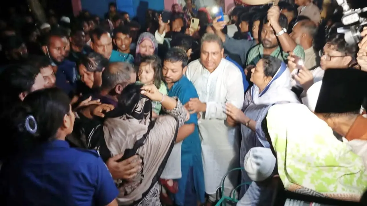 কারাগার থেকে এসে মাকে শেষ বিদায় জানালেন ফারজানা রুপা