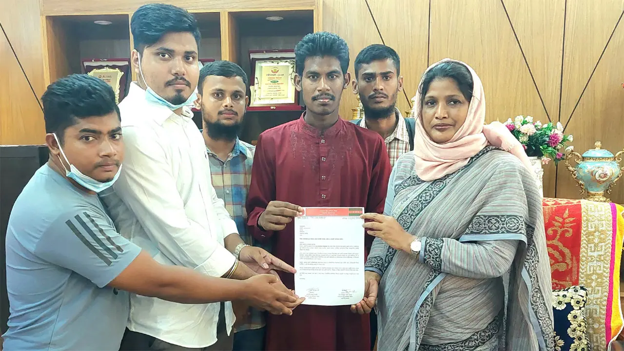 তেজগাঁও কলেজ গেটে হকার ও যানজট অপসারণে স্মারকলিপি