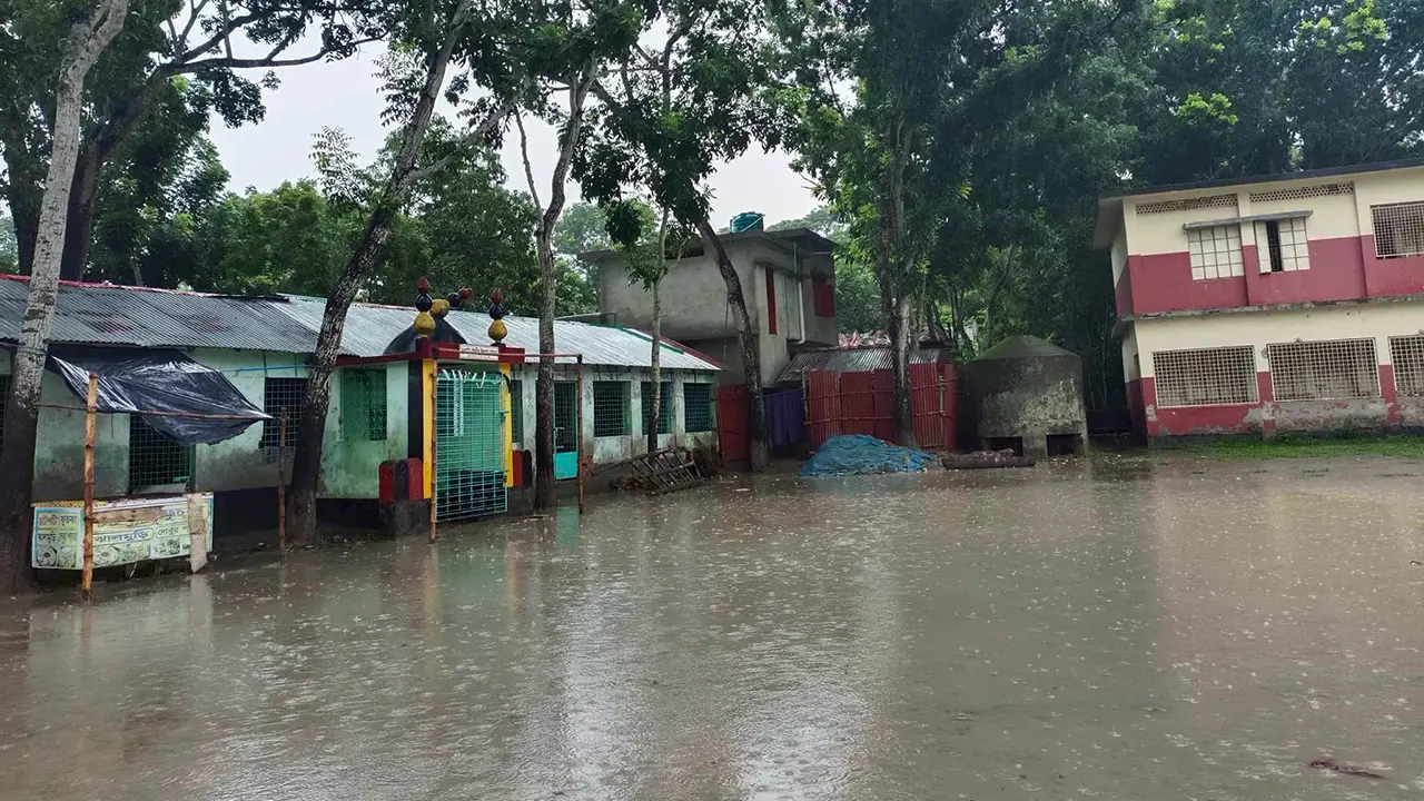 সাতক্ষীরায় টানা বৃষ্টিতে জলাবদ্ধতা, দুর্ভোগে নিম্ন আয়ের মানুষ