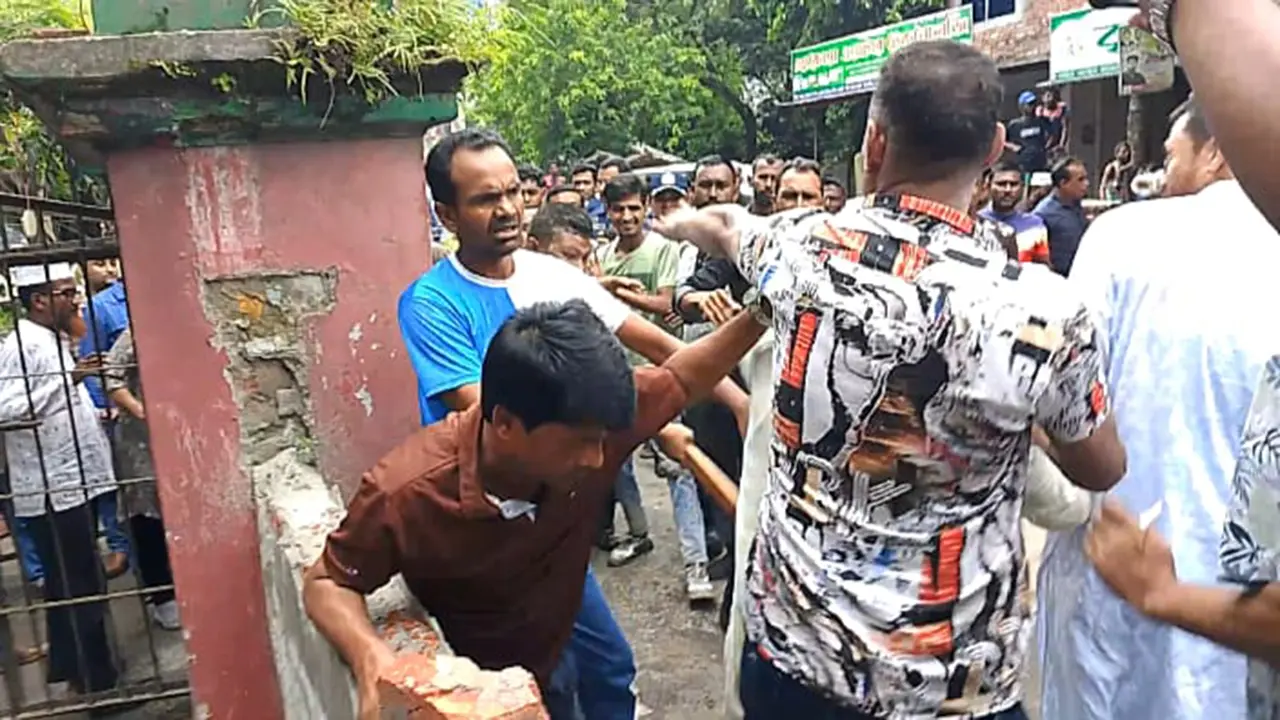 সাতক্ষীরা প্রেসক্লাবে হামলা, সভাপতিসহ আহত ৩০