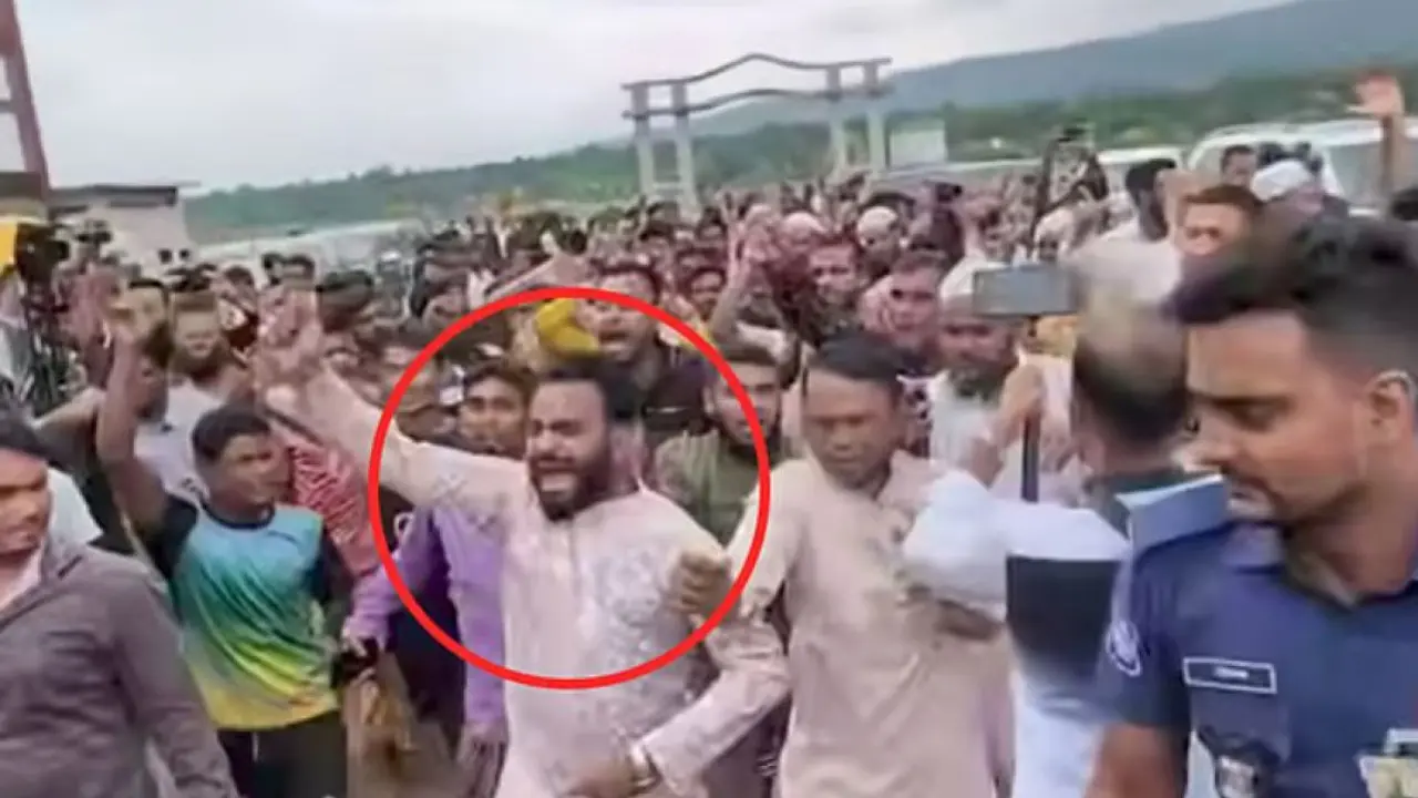 দুই উপদেষ্টার গাড়িবহর আটকে বিক্ষোভ, ছাত্রদল নেতাকে শোকজ