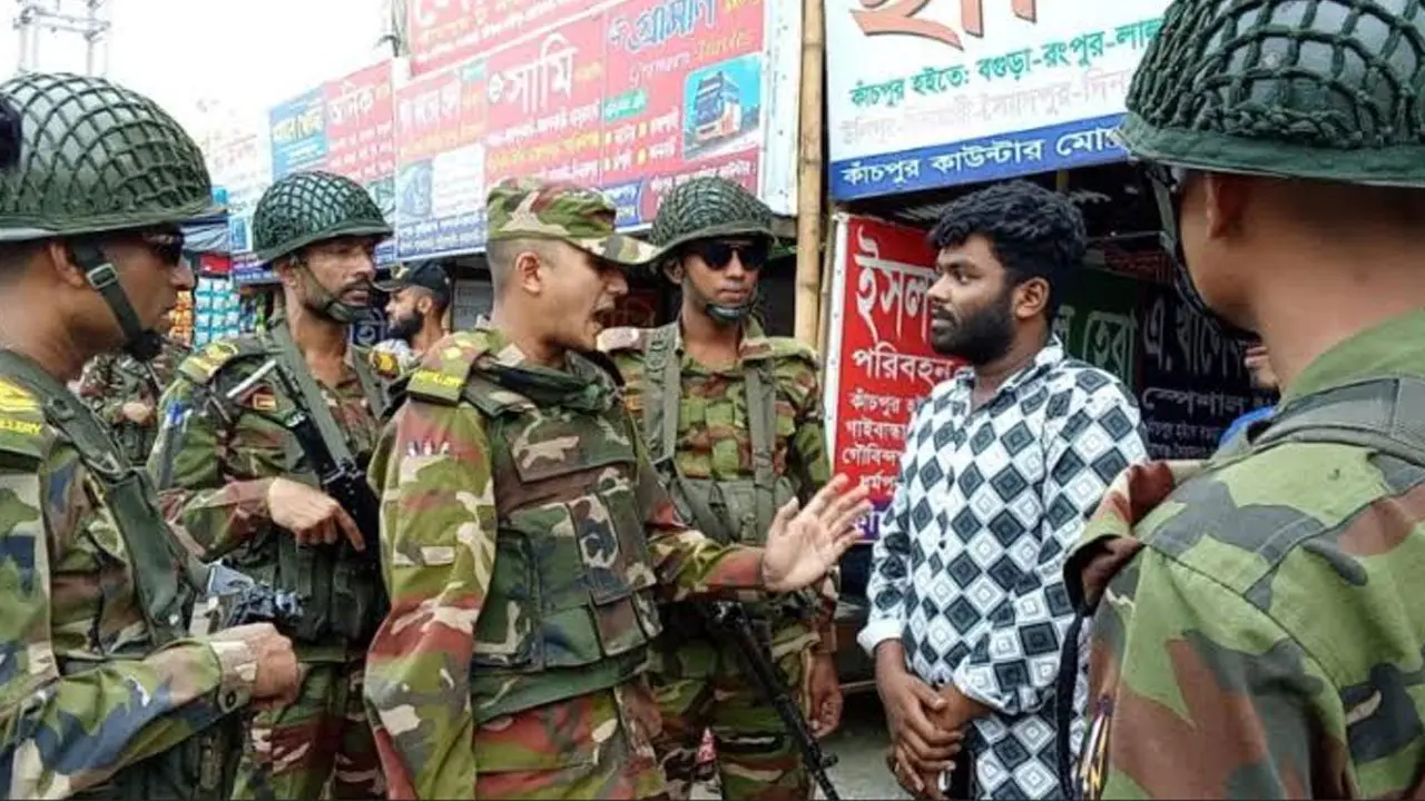 অতিরিক্ত ভাড়া আদায়ের বিরুদ্ধে সেনাবাহিনীর অভিযান, আটক ৩