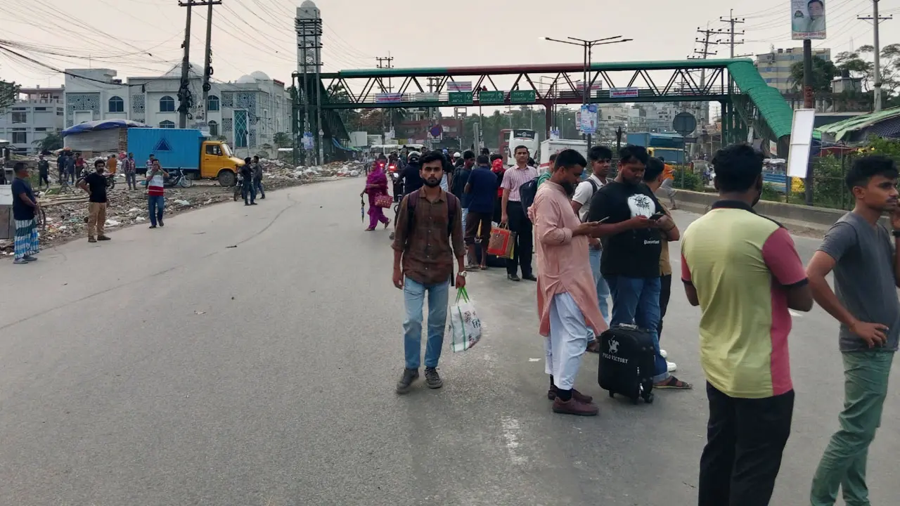 সড়কে পরিবহন সংকট, ভোগান্তিতে ঈদে ঘরমুখো মানুষ