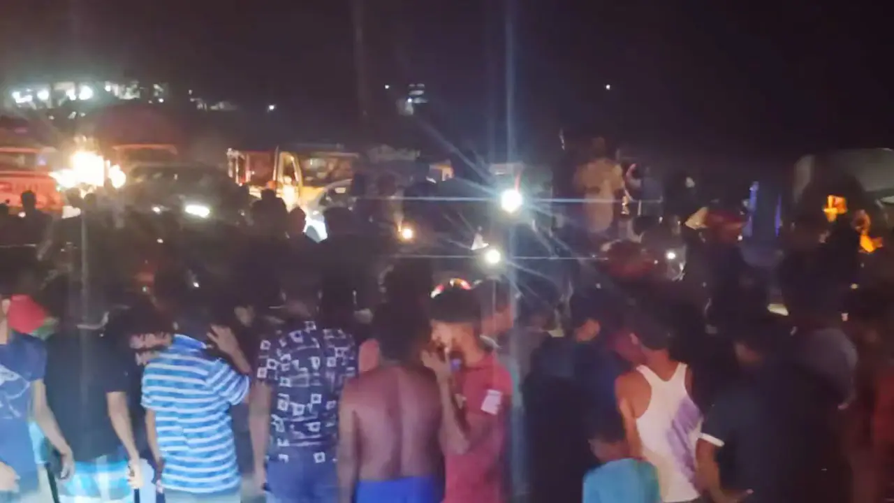 নিয়ন্ত্রণ হারিয়ে রোড ডিভাইডারে ধাক্কা, প্রাইভেট কারে আগুন