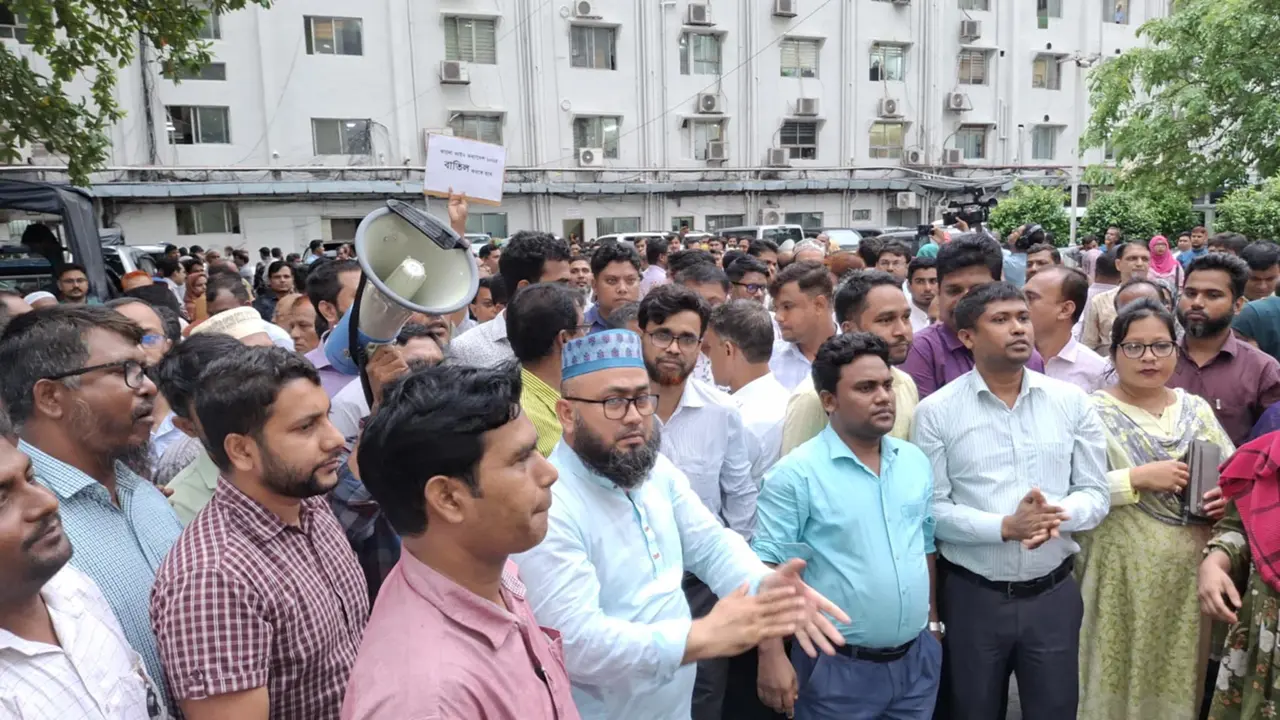 সচিবালয়ে আজও কর্মচারীদের বিক্ষোভ 