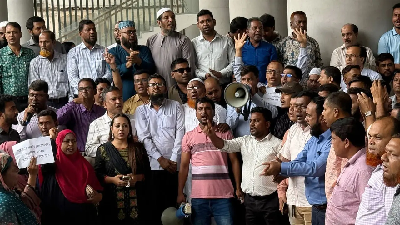 অধ্যাদেশ বাতিলের দাবিতে সচিবালয়ে আজও বিক্ষোভ