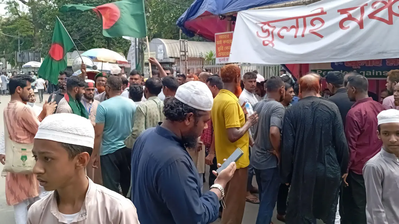 চাকরিতে পুনর্বহালের দাবিতে সাবেক বিডিআর সদস্যদের শাহবাগ অবরোধ