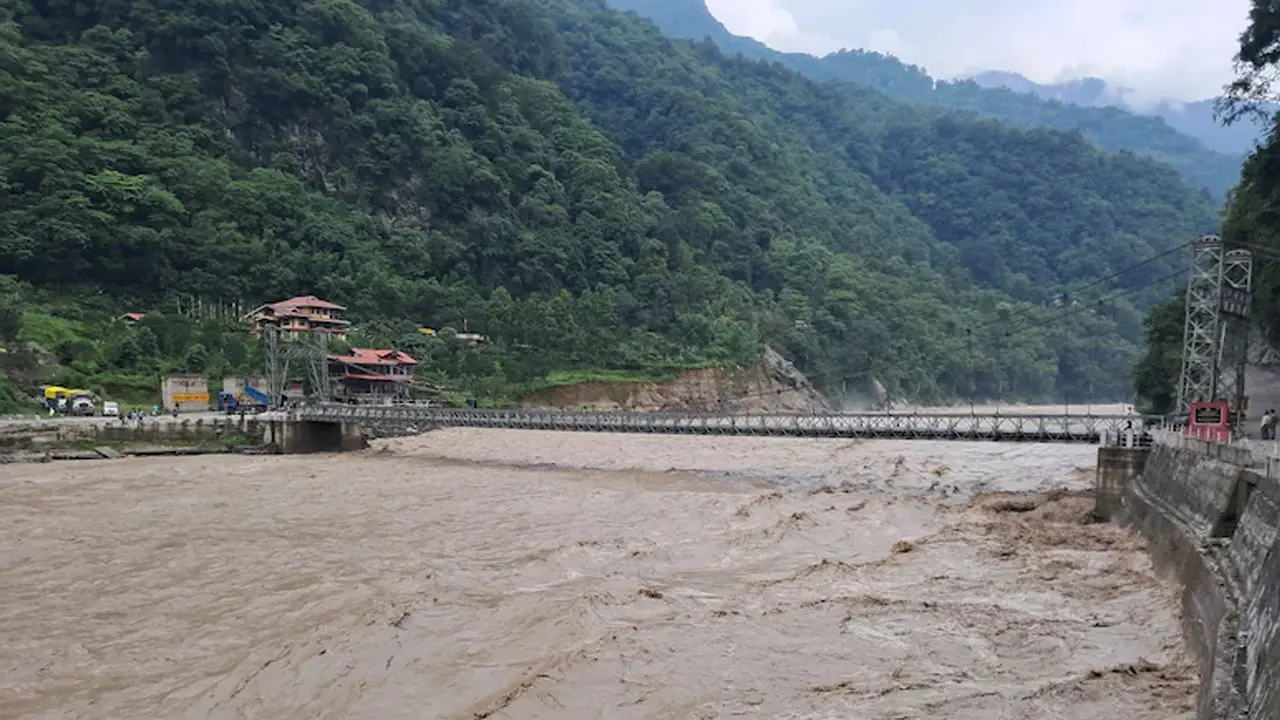 সিকিমে ভারী বর্ষণ ও ভূমিধস, আটকা প্রায় ১৩০০ পর্যটক