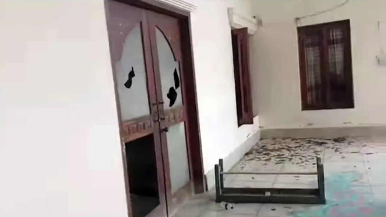 রবীন্দ্র কাছারিবাড়িতে দর্শনার্থীকে মারধরের অভিযোগে হামলা-ভাঙচুর