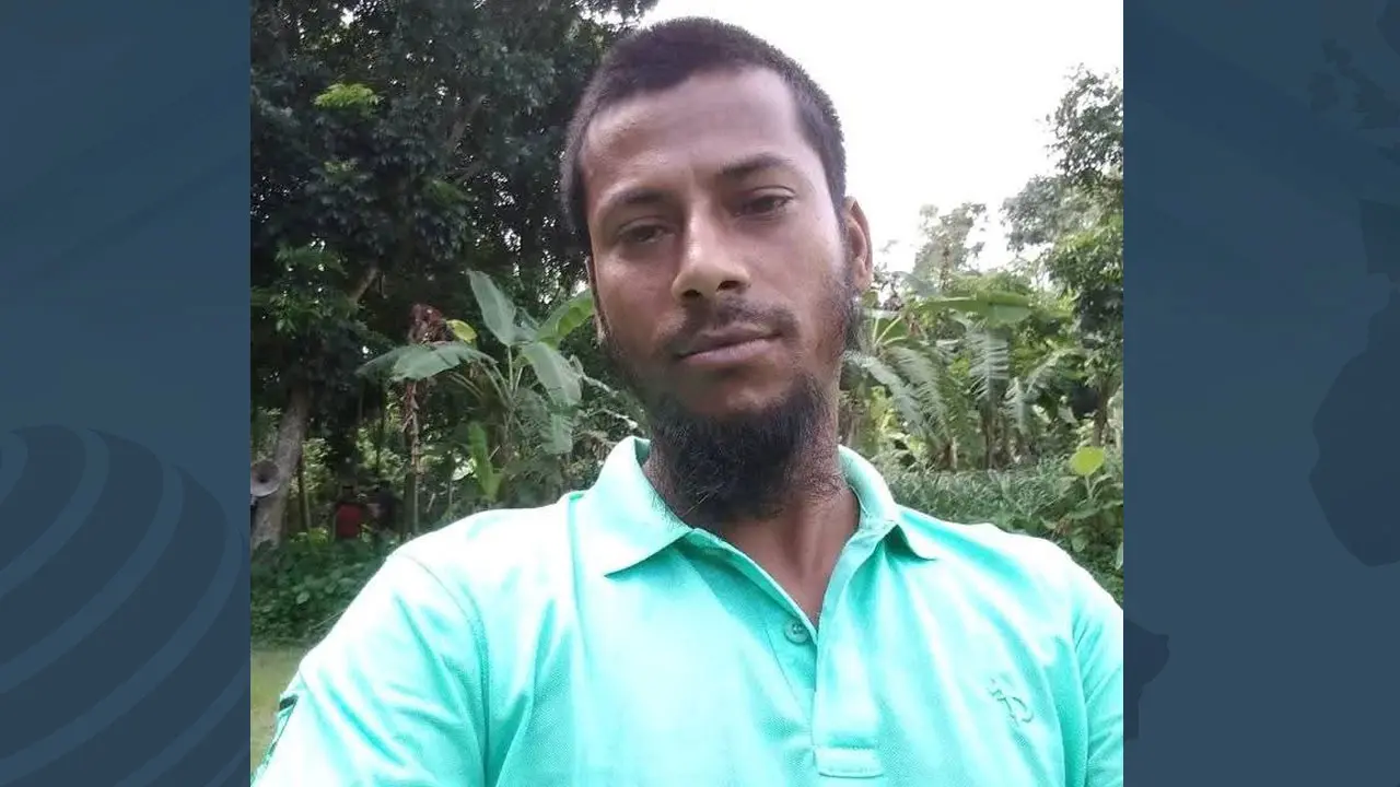 বৃষ্টির মধ্যে ফুটবল খেলছিল ছেলে, ডাকতে গিয়ে বজ্রপাতে বাবার মৃত্যু