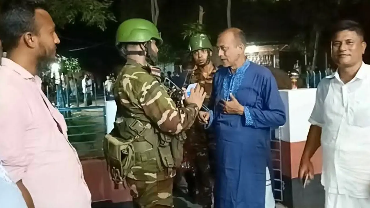 মাজারেই আছেন সমু চৌধুরী, গল্প করছেন প্রশাসনের কর্তাদের সঙ্গে 
