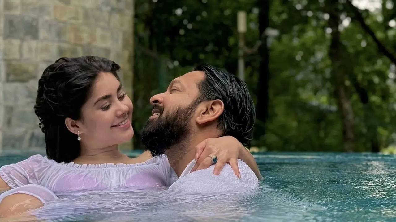 বৃষ্টিতে সুইমিংপুলে তাহসান-রোজা, শেয়ার করলেন মুহূর্ত