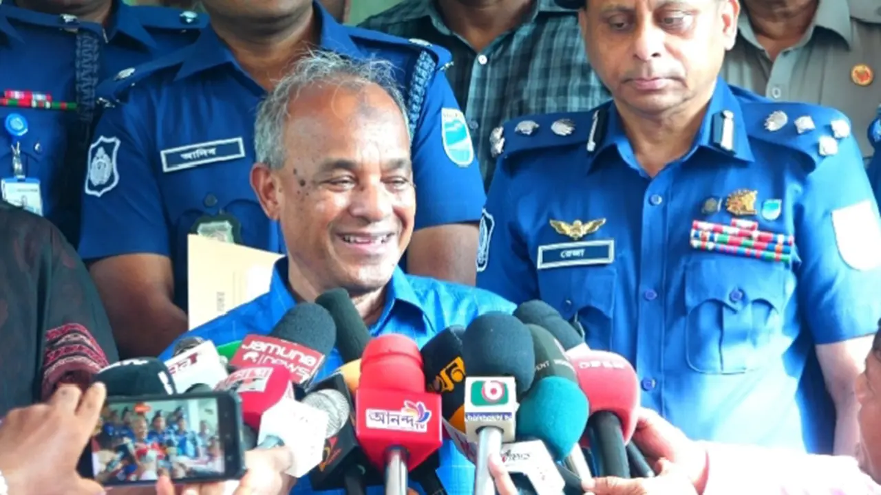 কলঙ্ক মোচনে পুলিশকে মানবিক হতে হবে : স্বরাষ্ট্র উপদেষ্টা