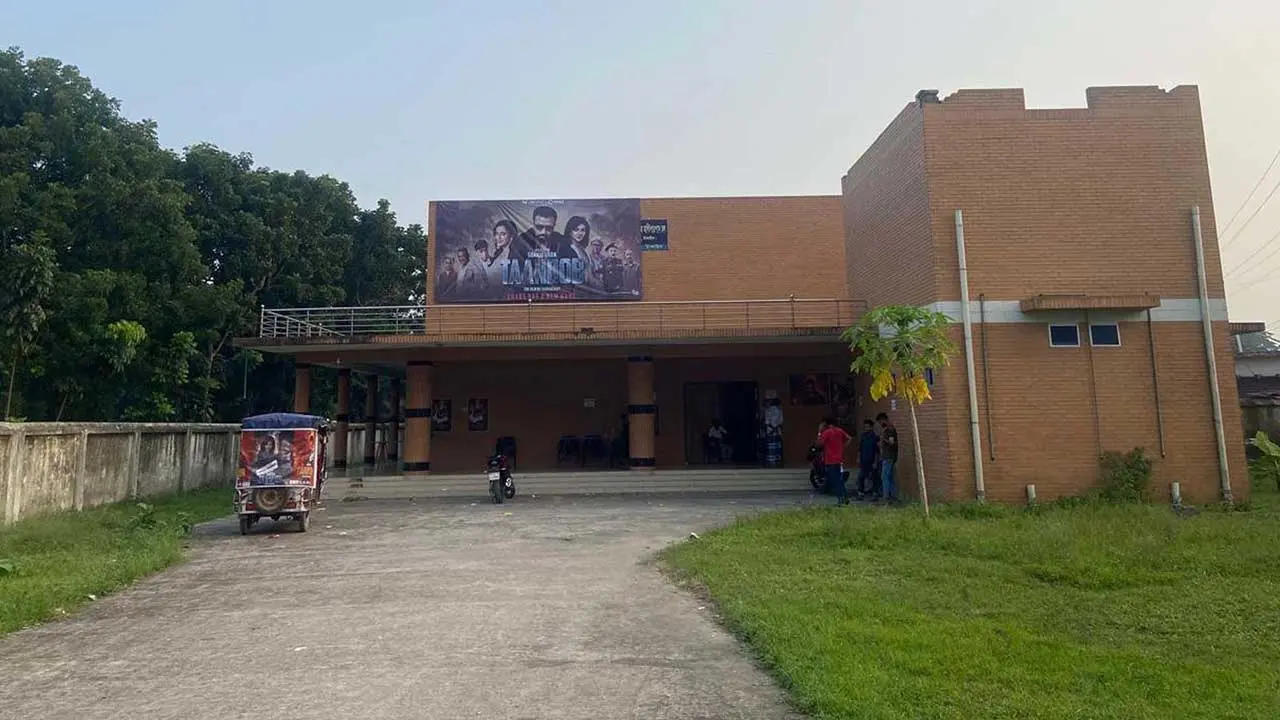 টাঙ্গাইলে নিরাপত্তার অভাবে তাণ্ডব সিনেমা বন্ধ