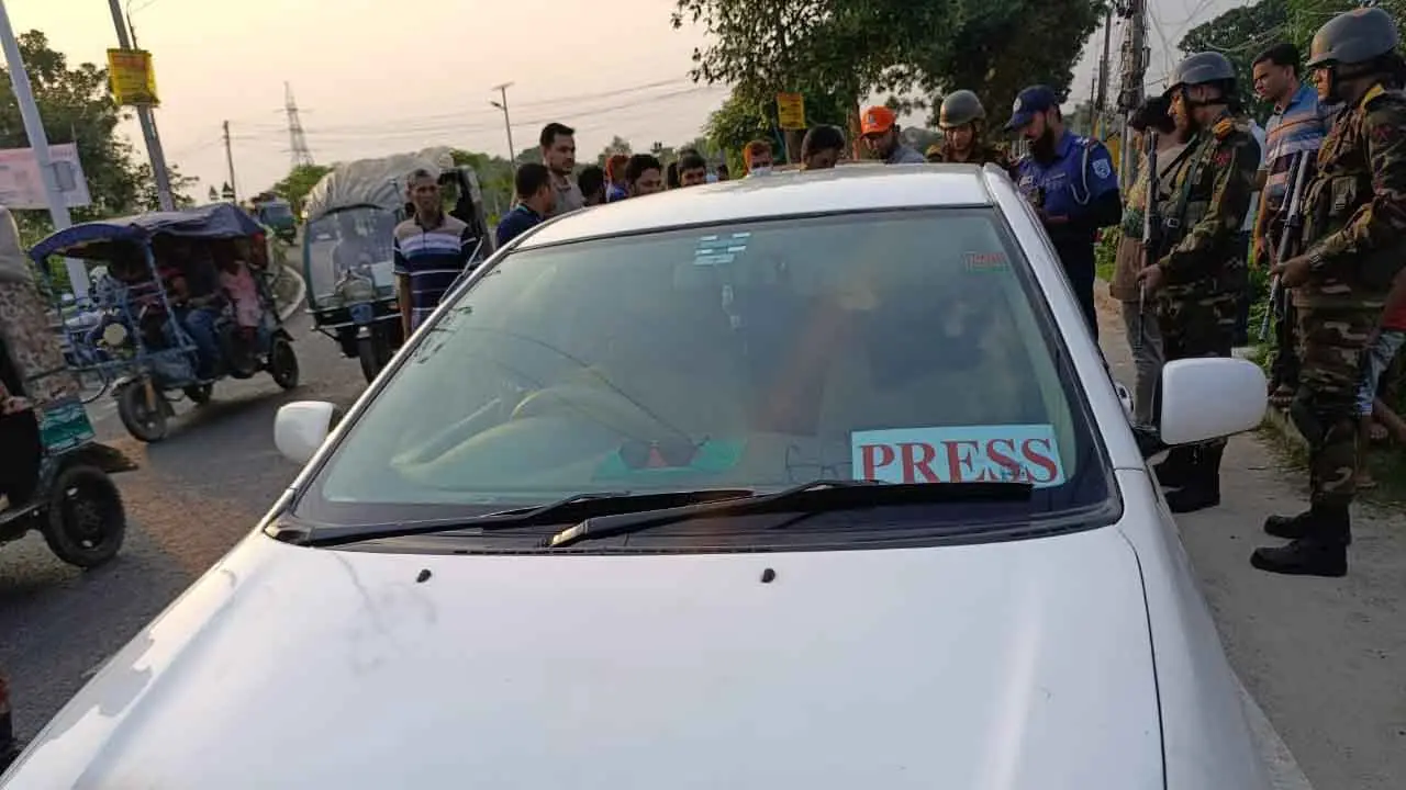 ভাড়া গাড়িতে প্রেসের স্টিকার, সেনাবাহিনীর চেকপোস্টে গুনলেন জরিমানা