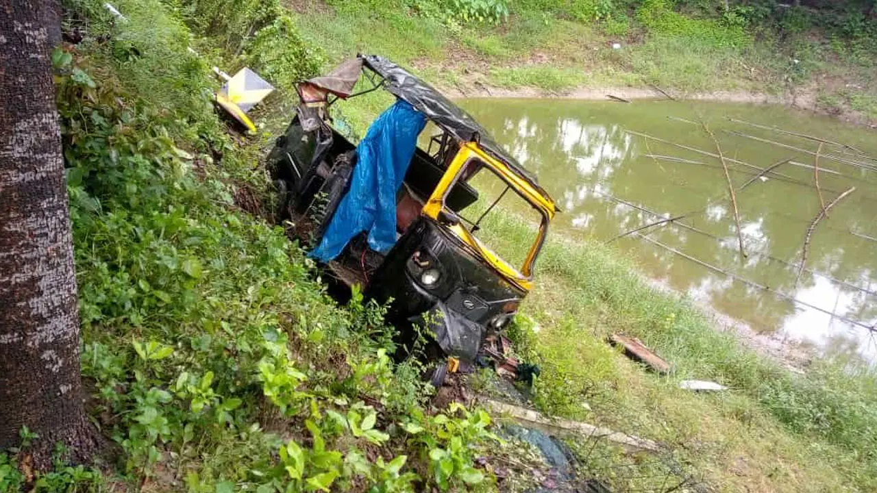মেয়েকে নিয়ে স্কুলে যাচ্ছিলেন বাবা, সড়কেই প্রাণ গেল দু’জনের