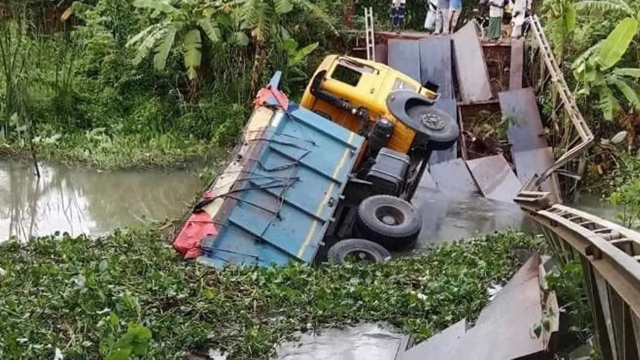 ‎পিরোজপুরে বেইলি ব্রিজ ভেঙে কয়লা বোঝাই ট্রাক খালে, যোগাযোগ বিচ্ছিন্ন