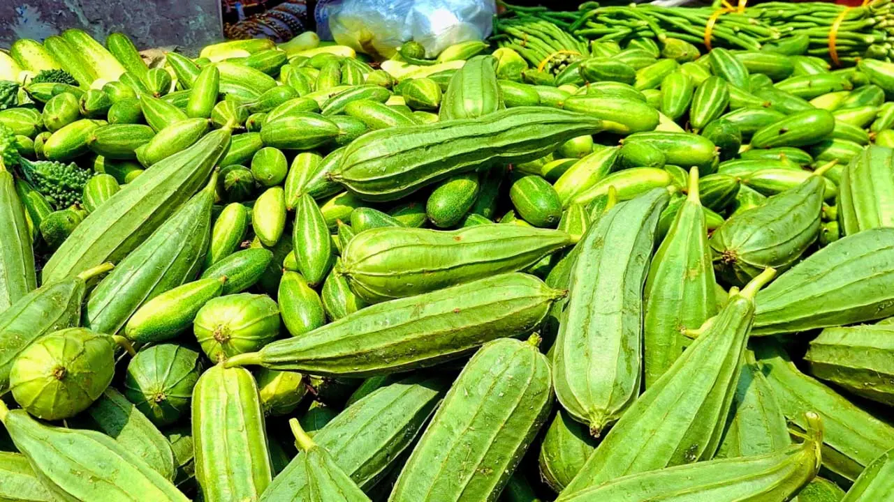 চাহিদা কম থাকায় বাজারে সবজির সরবরাহ কম, দামও কম