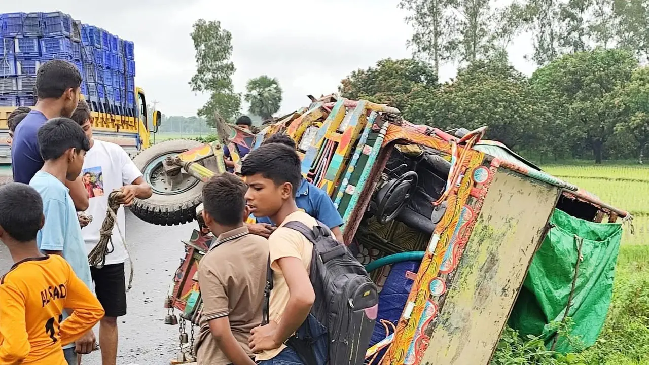 নওগাঁয় পিকআপ-ভটভটি সংঘর্ষে নিহত এক