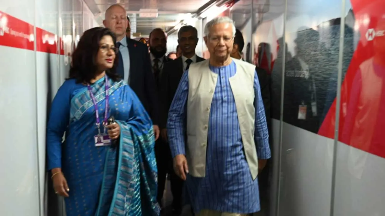 লন্ডন পৌঁছেছেন প্রধান উপদেষ্টা