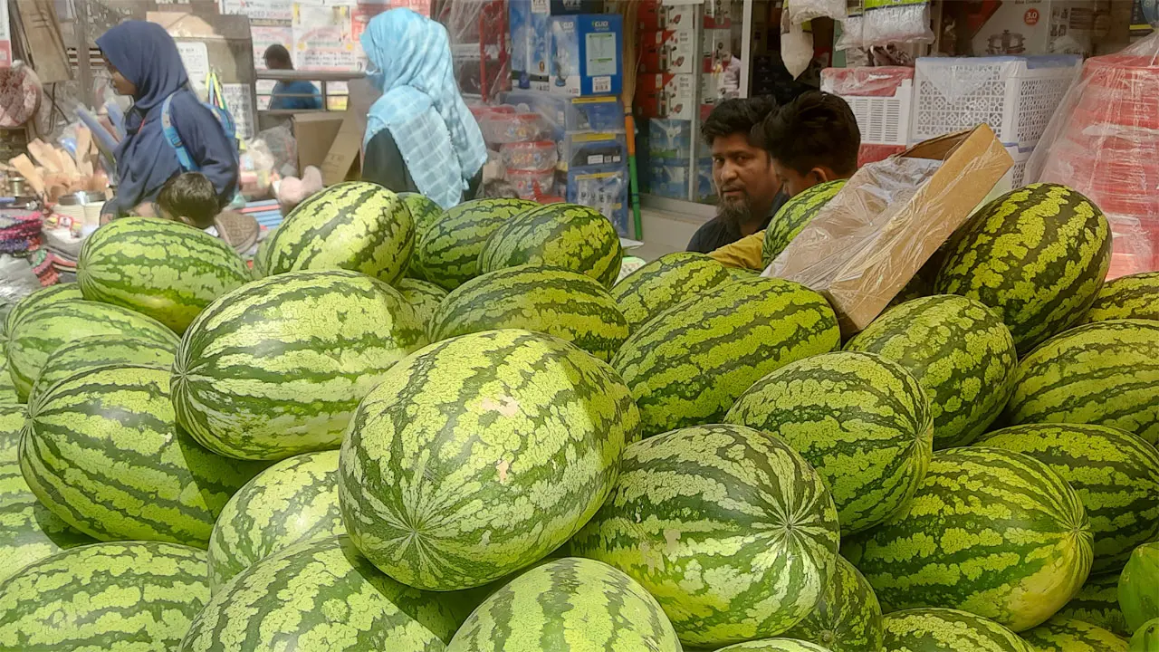 রাজধানীতে ৭০ টাকা কেজি দরে বিক্রি হচ্ছে তরমুজ