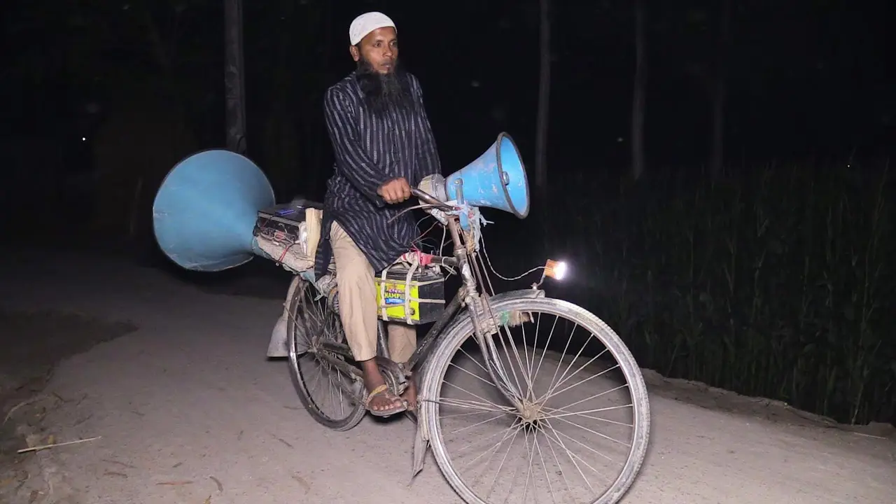 ফ্রিতে ১০ বছর ধরে মানুষকে ডেকে তোলেন সেহরির ফেরিওয়ালা আবদুল্লাহ