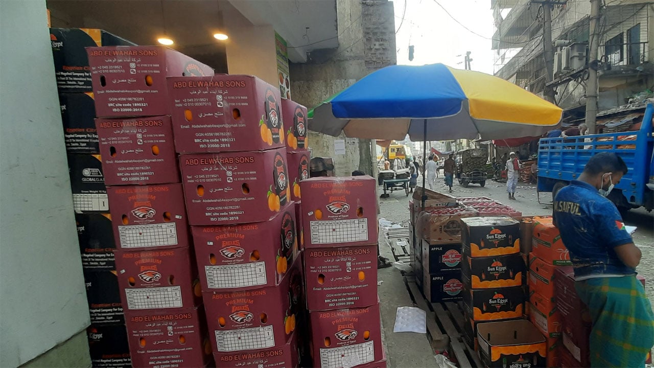 খুচরা বাজারে ফলের চড়া দাম, পাইকারি কম দামের সুফল মিলছে না