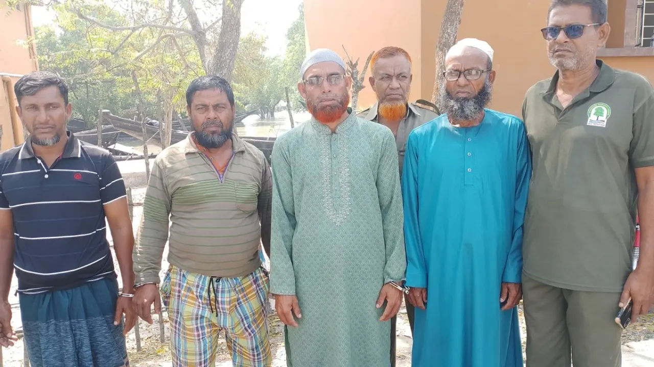 সুন্দরবনে অবৈধভাবে মাছ ধরার অভিযোগে চার জেলে আটক