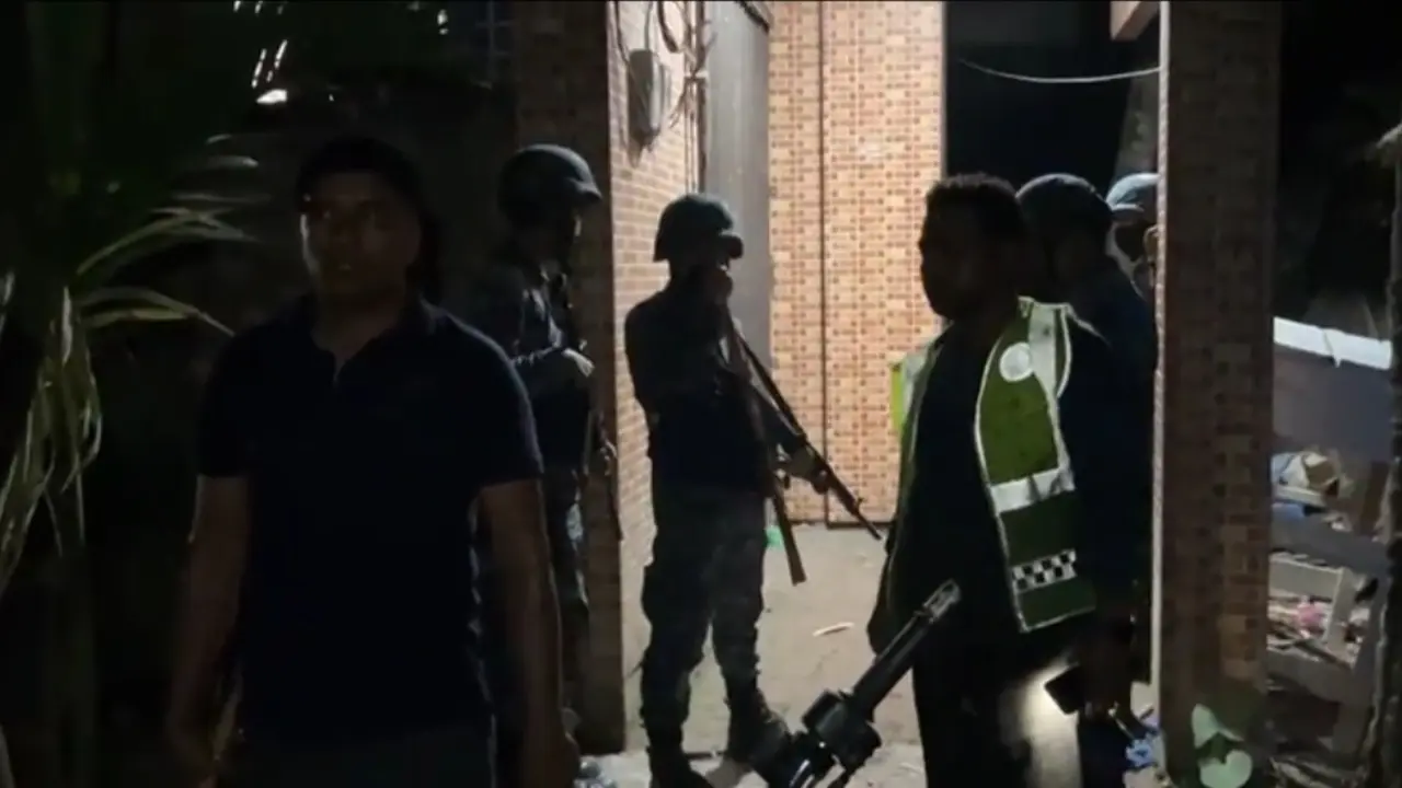 খুলনায় রাতভর সন্ত্রাসীদের সঙ্গে যৌথ বাহিনীর গোলাগুলি, আটক ১১