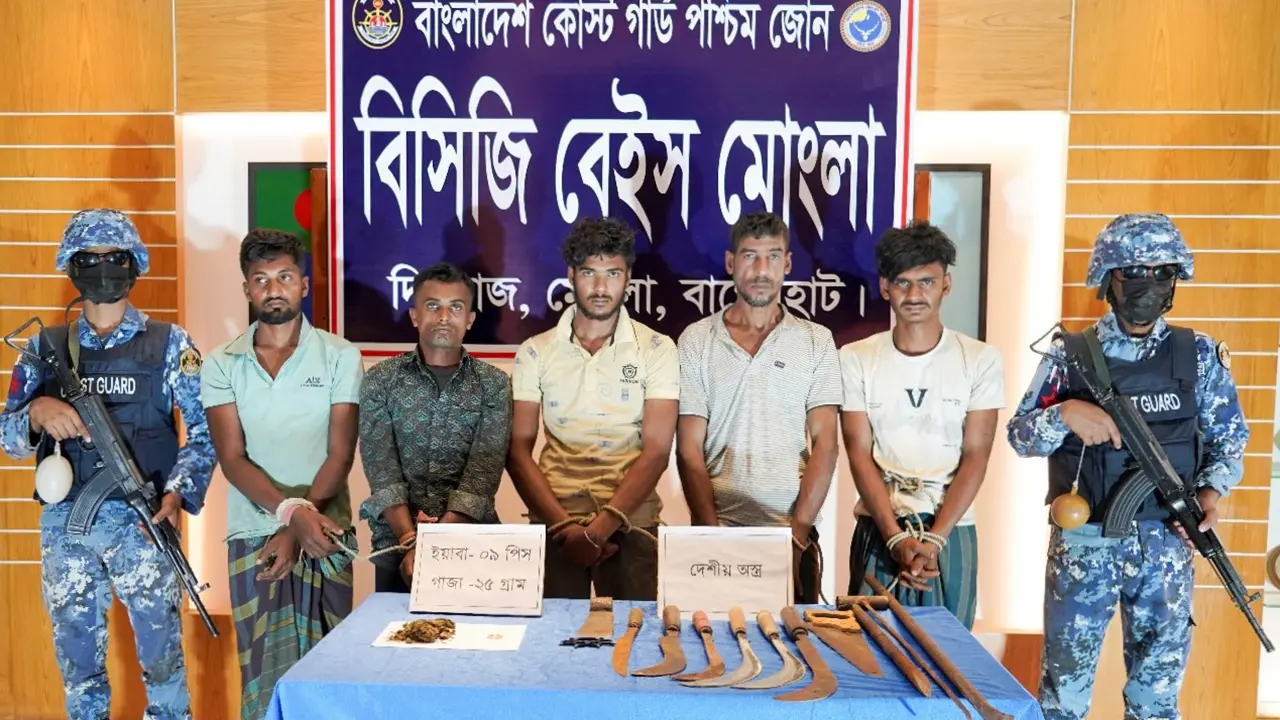 মোংলায় জাহাজে চুরির প্রস্তুতিকালে দেশীয় অস্ত্রসহ আটক ৫