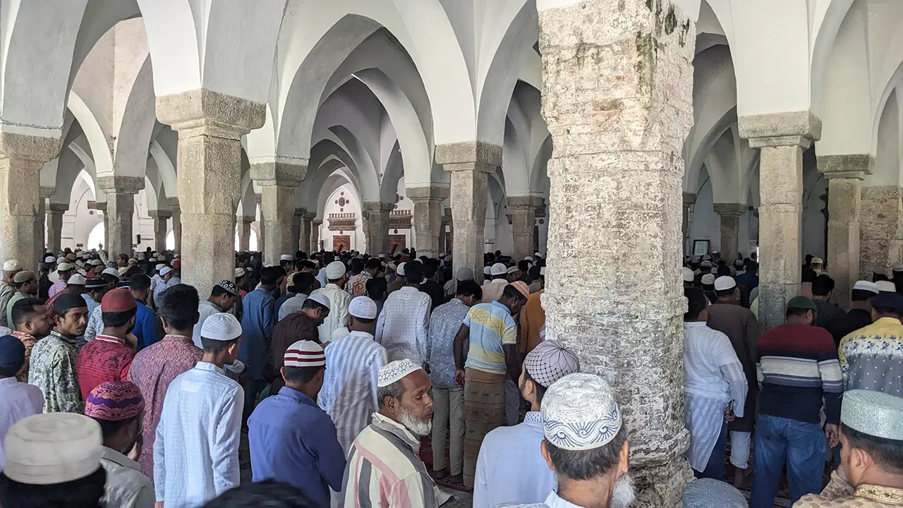 রমজানের প্রথম জুমায় ষাটগম্বুজ মসজিদে মুসল্লিদের ঢল