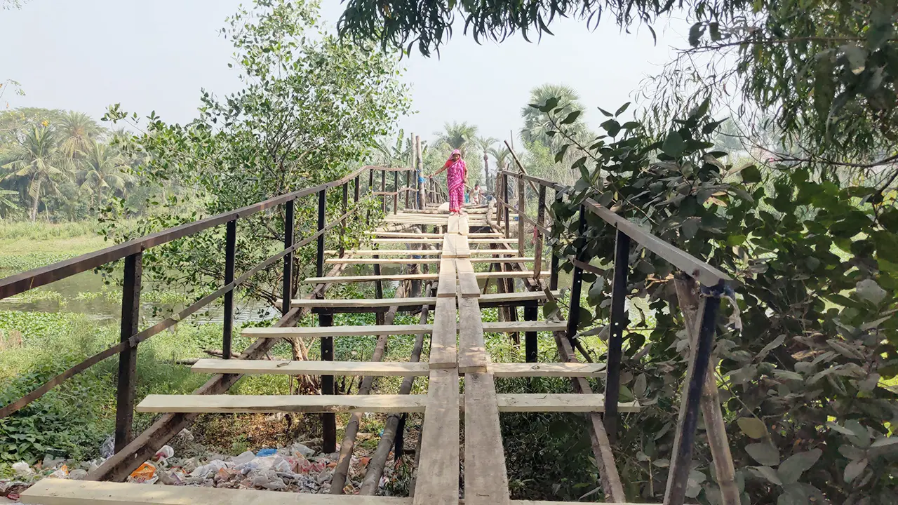 জরাজীর্ণ কাঠের পোল, ১০ গ্রামের মানুষের ঝুঁকি নিয়ে পারাপার