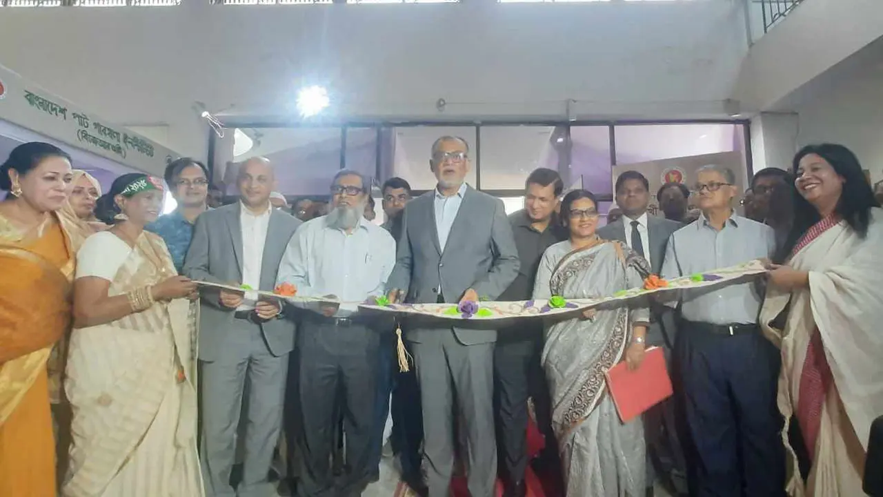বহুমুখী পাটপণ্য ও তাঁত বস্ত্র মেলা উদ্বোধন করলেন বাণিজ্য উপদেষ্টা